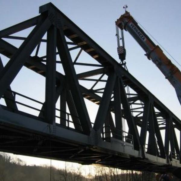 Lavori di realizzazione di un ponte ferroviario nella località “Roggia di Mola”